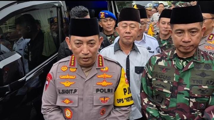 Kunjungi Keluarga Polisi yang Gugur Dalam Penggerebekan Sabung Ayam di Way Kanan, Kapolri Tegaskan Hal Ini