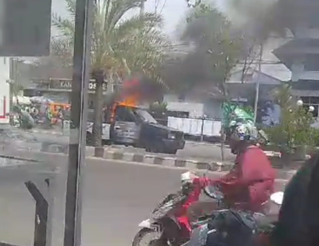 Mobil Pick Up Pembawa Barang Elektronik Terbakar