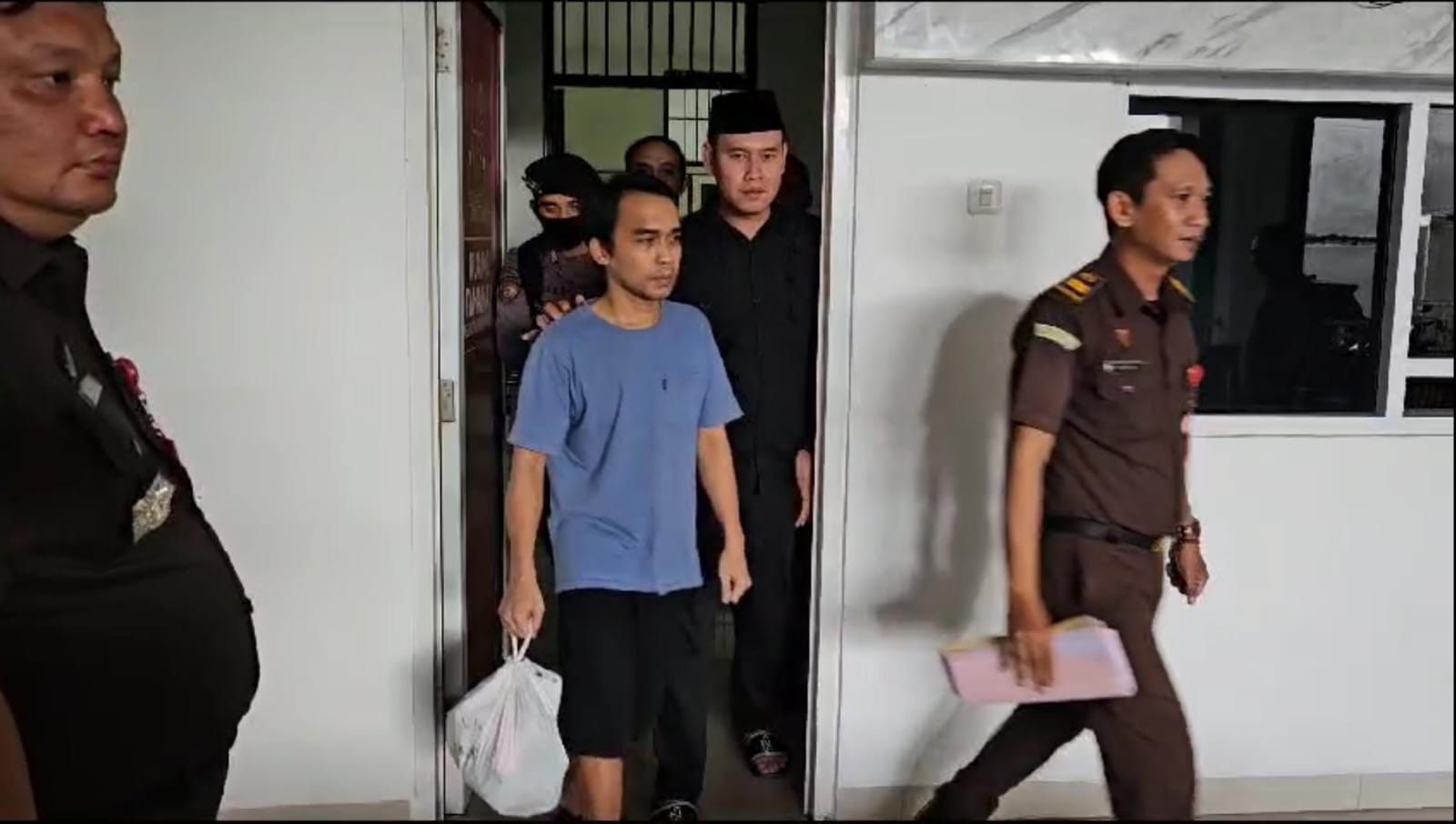 Dilimpahkan Polda, Kejari Bandar Lampung Tahan Komika Aulia Rakhman di Rutan Wayhuwi