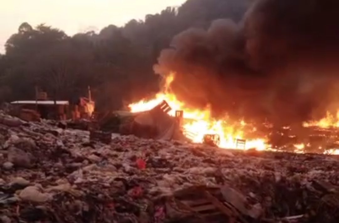 Breaking News, Tempat Pembuangan Akhir (TPA) Bakung Terbakar Malam Ini