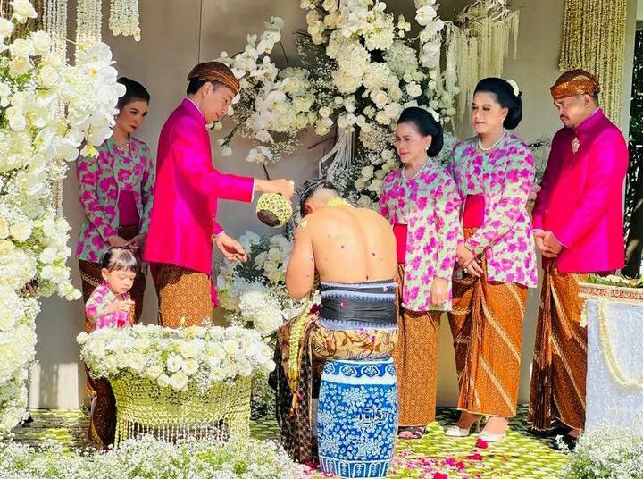 Prosesi Sungkeman Kaesang Pangarep dengan Erina Gudono, Presiden Jokowi Minta Maaf ke Masyarakat Yogyakarta