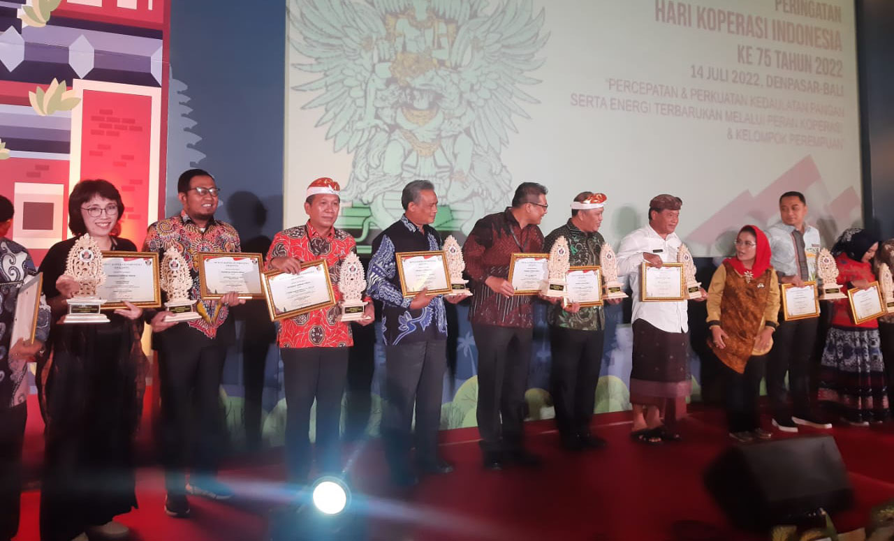 Bupati Pesawaran Dapat Penghargaan Tokoh Penggerak Koperasi Terbaik