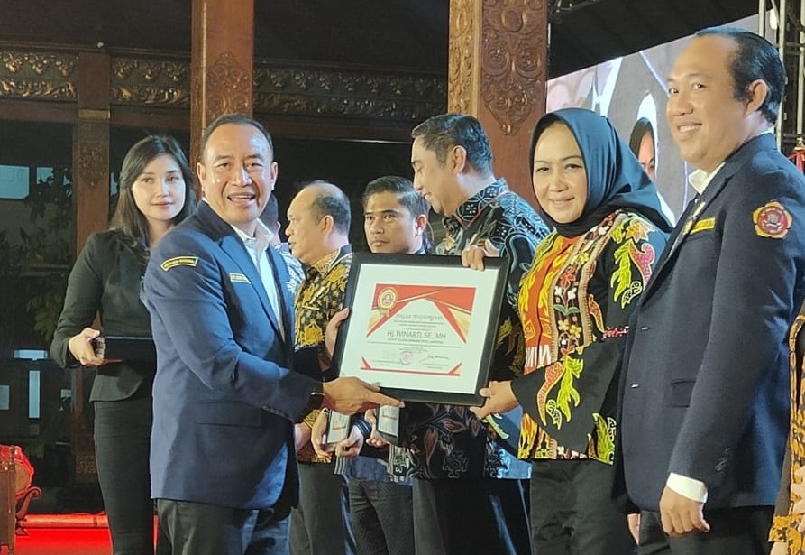 25 Program BMW Antar Bupati Winarti Raih Penghargaan Karang Taruna Nasional
