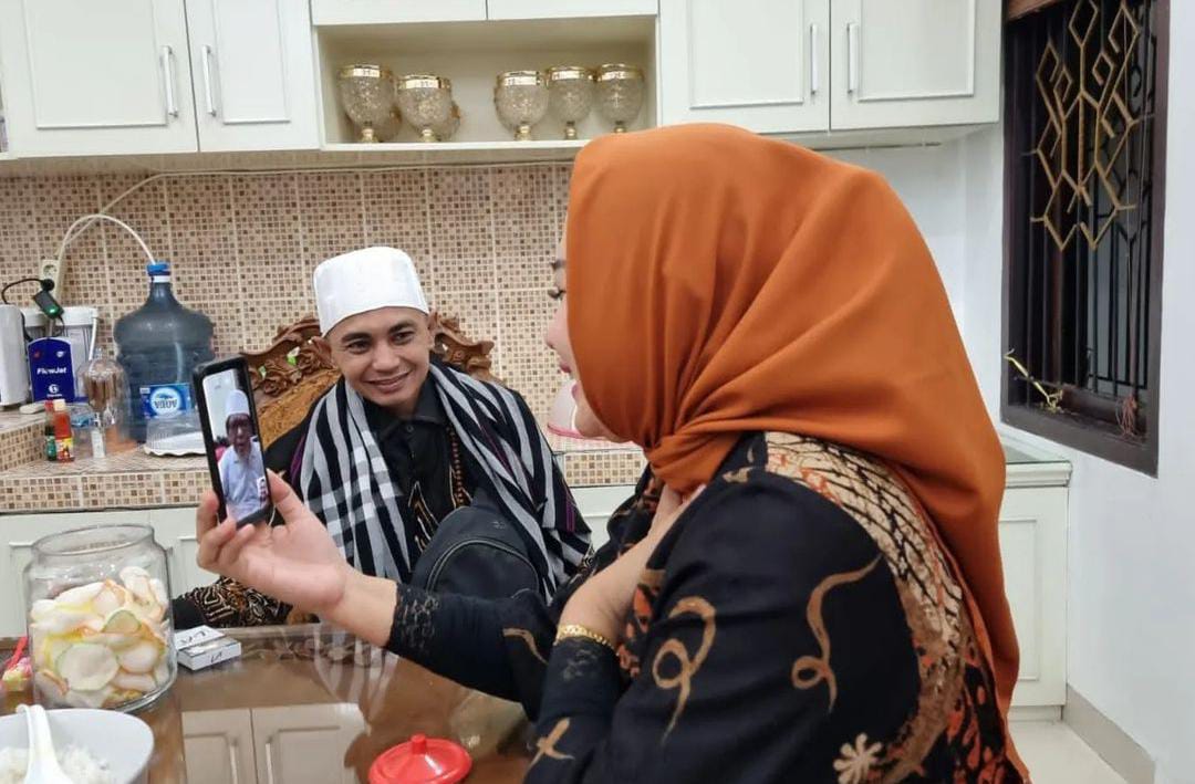 Bahagianya Bupati Winarti Bisa Video Call dengan KH Ahmad Muzakki dan Buk Nyai
