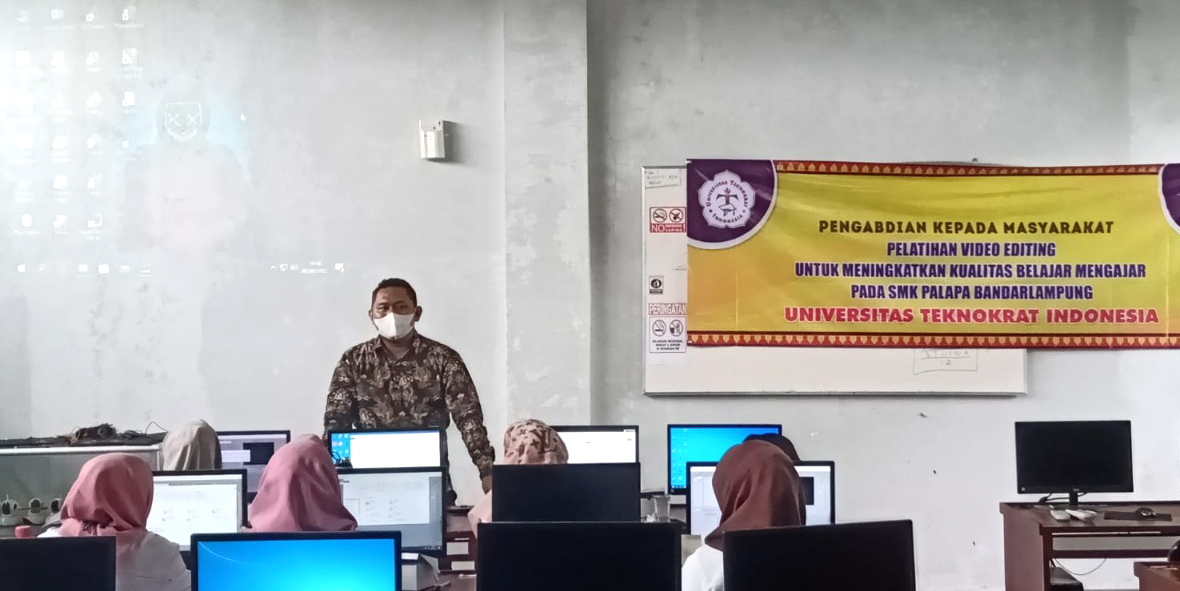 Tim PKM UTI Beri Pelatihan Editing Video ke SMK Palapa
