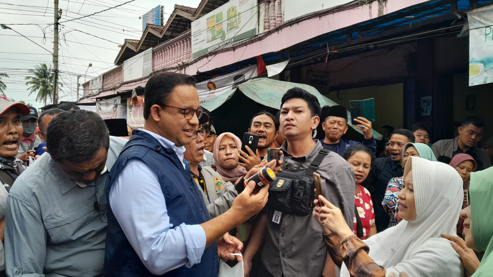 Berkunjung ke Pasar Natar, Anies Baswedan Disambut Emak-emak