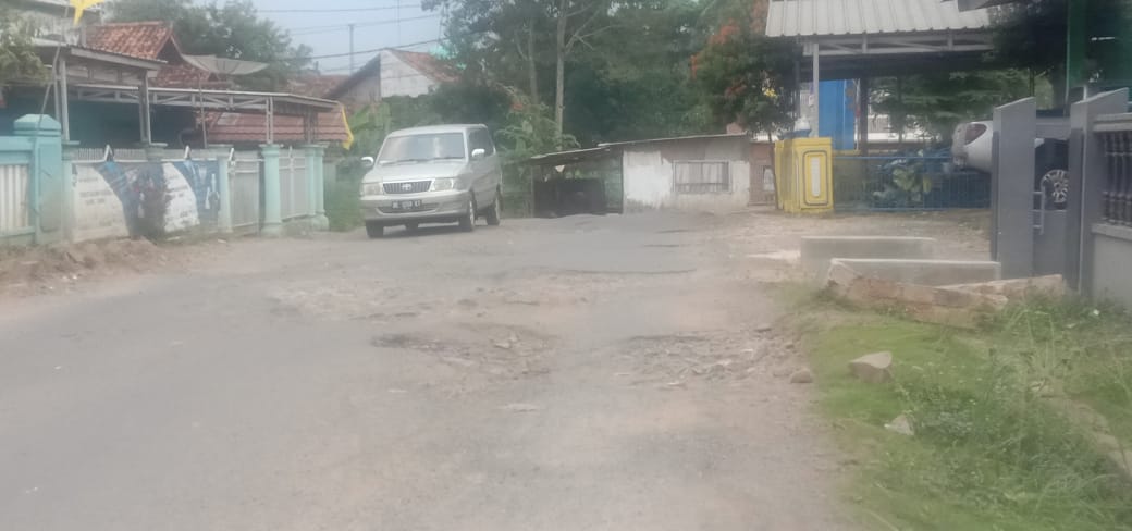 Akibat Jalan Rusak, Kendaraan Motor Banyak Terjungkal