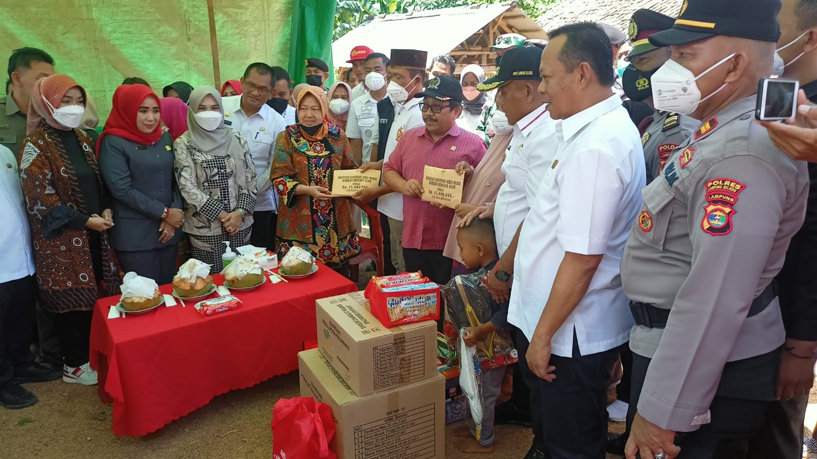 Sambangi Lamsel, Mensos RI Tri Rismaharini Beri Bantuan ke Korban Banjir