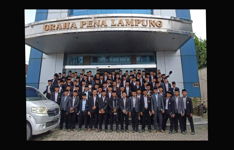 Santri Pondok Modern Gontor 7 Kalianda Kunjungi Graha Pena Radar Lampung