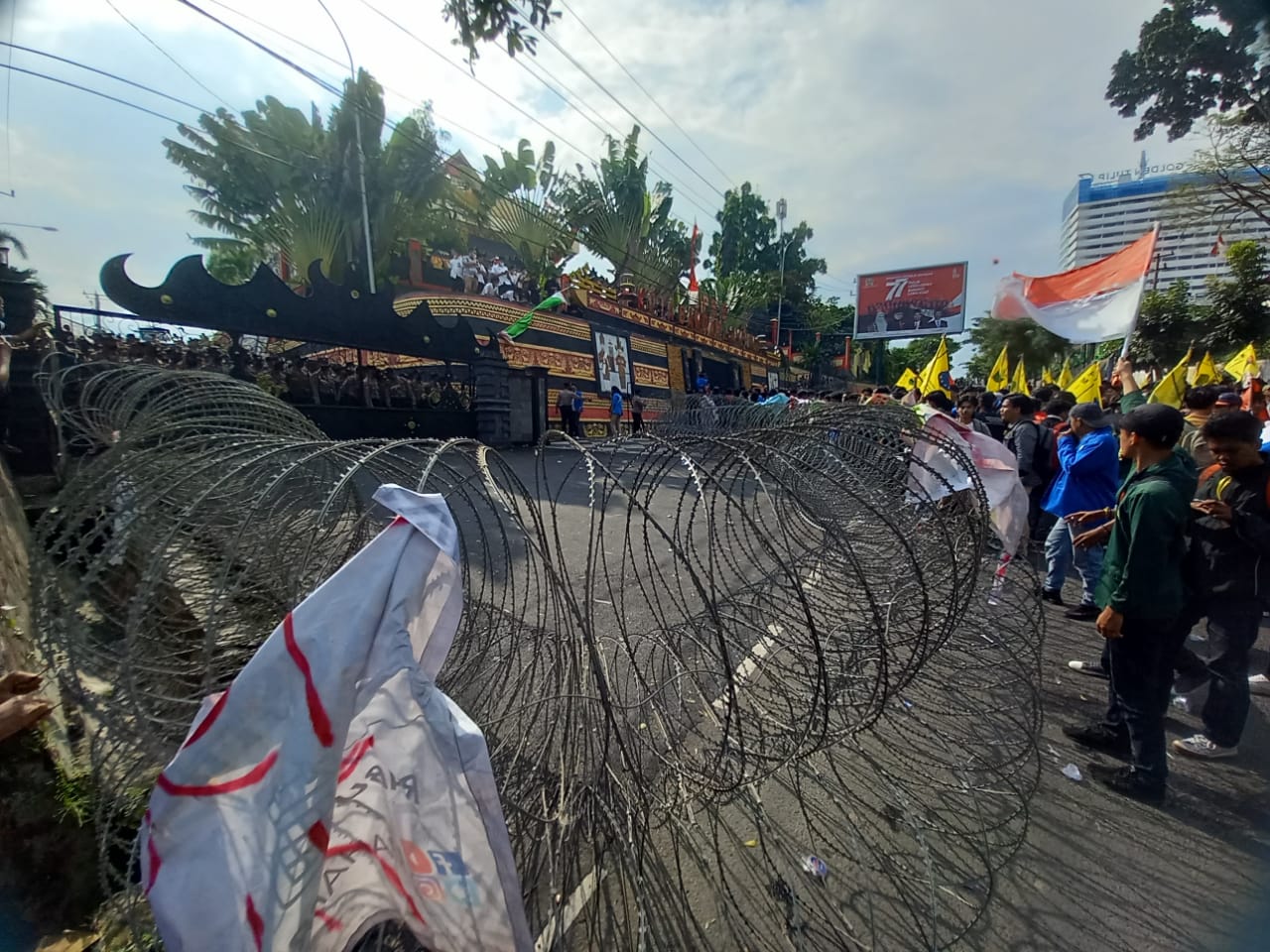 Gerbang Gedung DPRD Bandar Lampung Terpasang Kawat Berduri, Peserta Gelar Orasi di Tengah Jalan