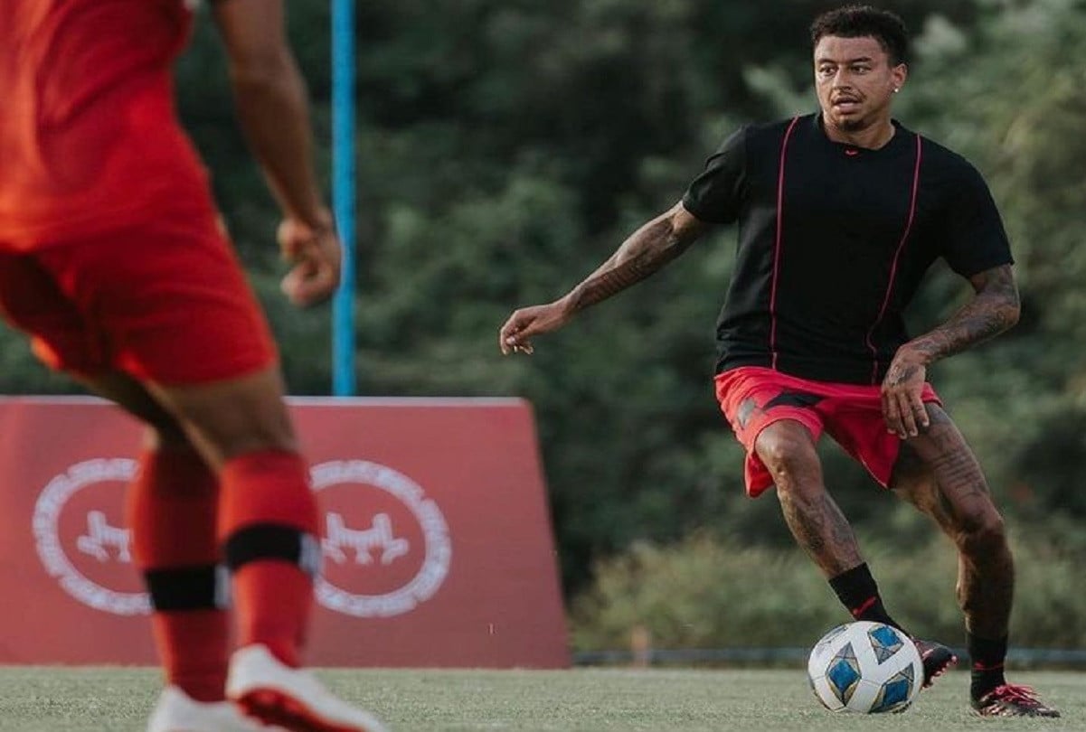 Selama di Bali, Mantan Gelandang Manchester United Jesse Lingard Coba Makanan Khas Bali Babi Guling