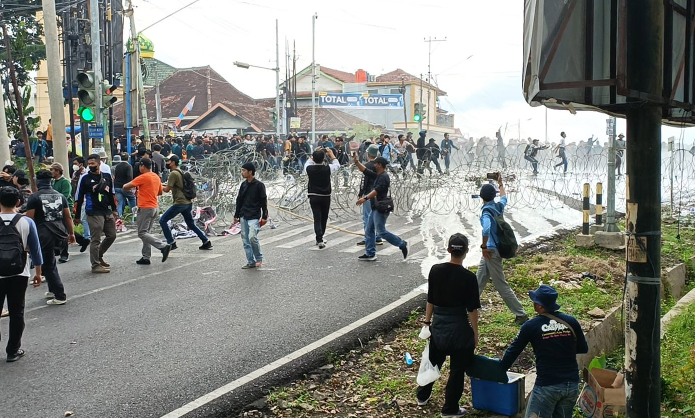 Bentrok Pecah, Massa Aksi Tolak UU Cipta Kerja Kocar Kacir Dihantam Water Canon