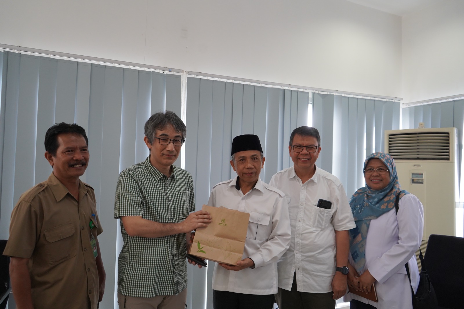 Tim JIRCAS Jepang, BRIN, dan UGM Teliti Genetik Sengon Terbaik di ITERA