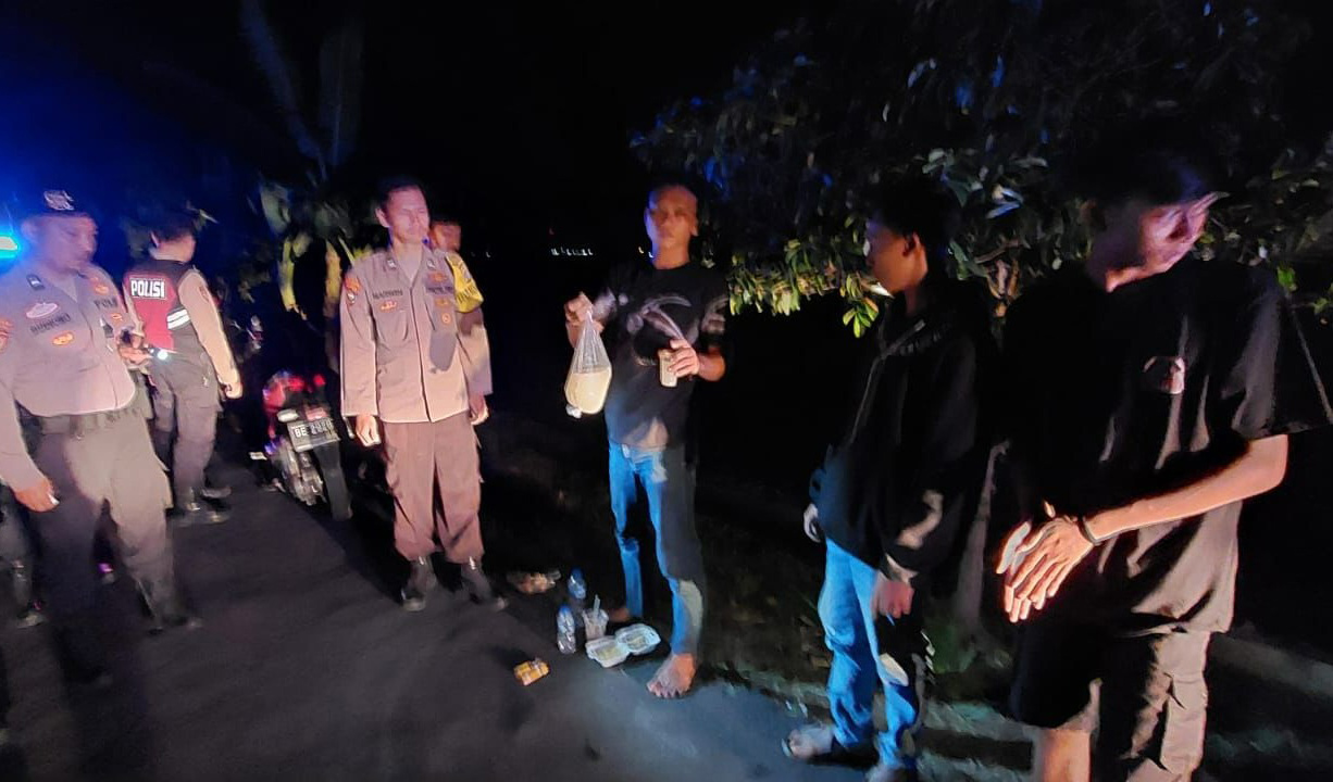 Personel Polres Pringsewu Amankan Anak Nongkrong Sambil Minum Miras
