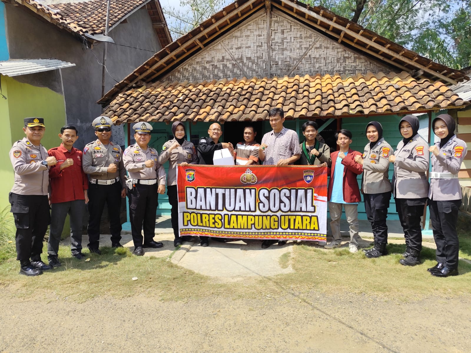 Top! Gandeng Mahasiswa dan Media, Polisi Salurankan Bansos