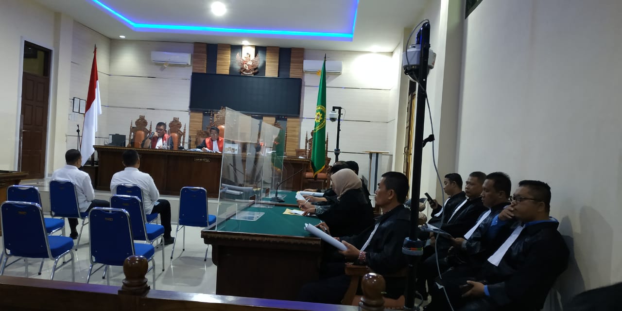 Sembilan Pengacara Dampingi Heryandi dan Basri di Persidangan
