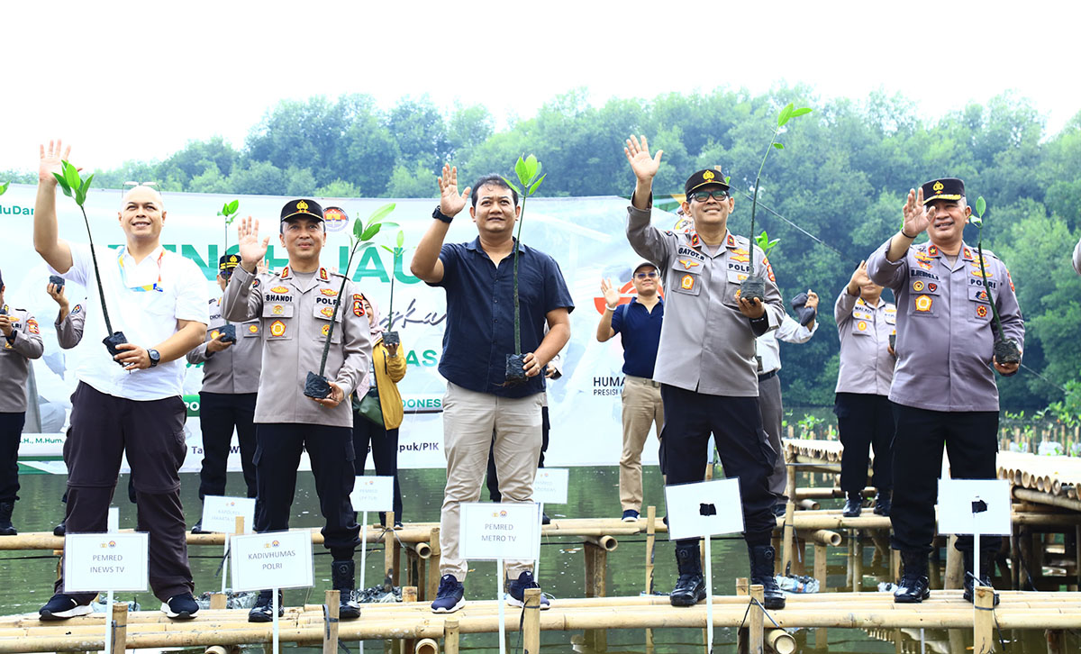 Gerakan Penanaman Mangrove Serentak di 35 Titik Oleh Humas Polri