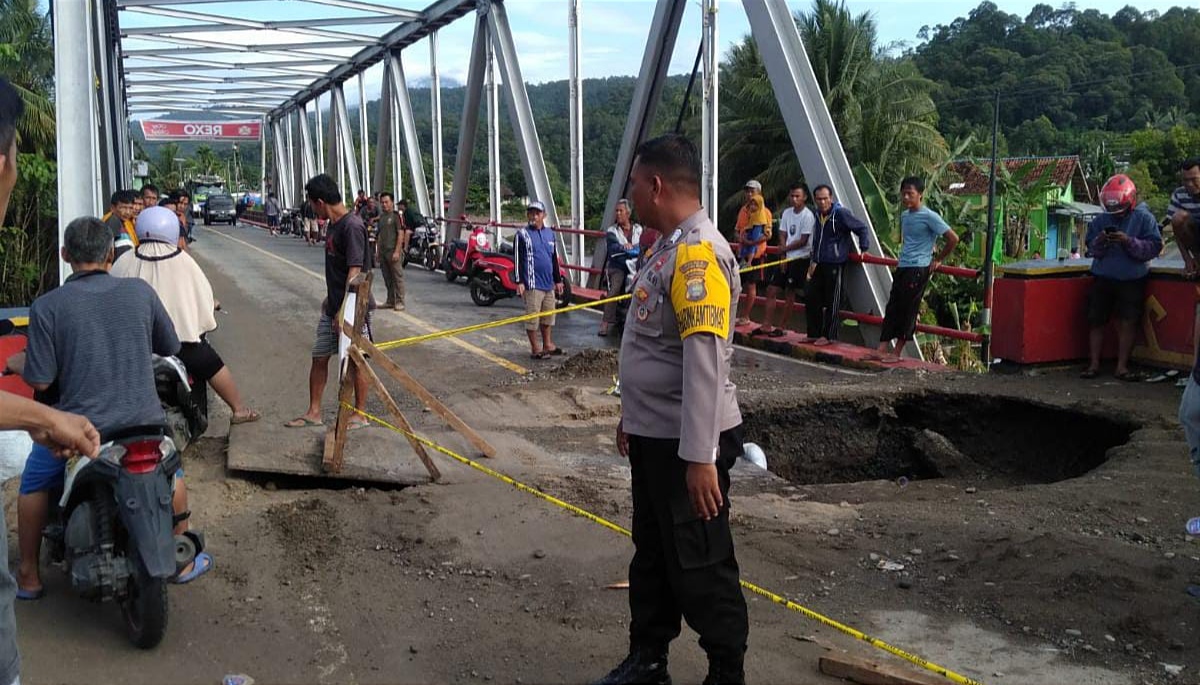 Lantai Jembatan Amblas, Jalur Pesisir Barat-Bengkulu Lumpuh Total