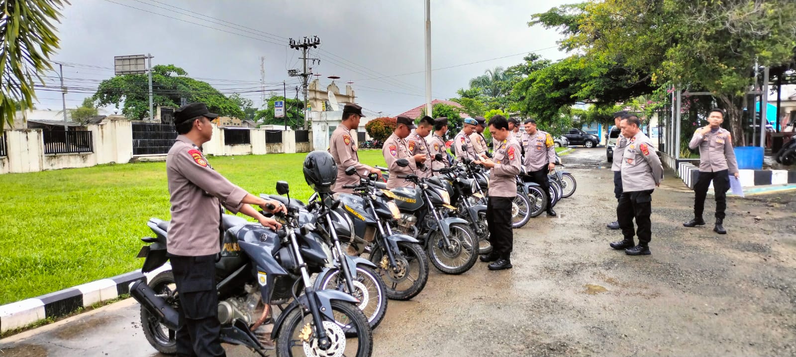 Polres Mesuji Lampung Bagikan Kaporlap Kepada Ratusan Personel Yang Terlibat Pam TPS