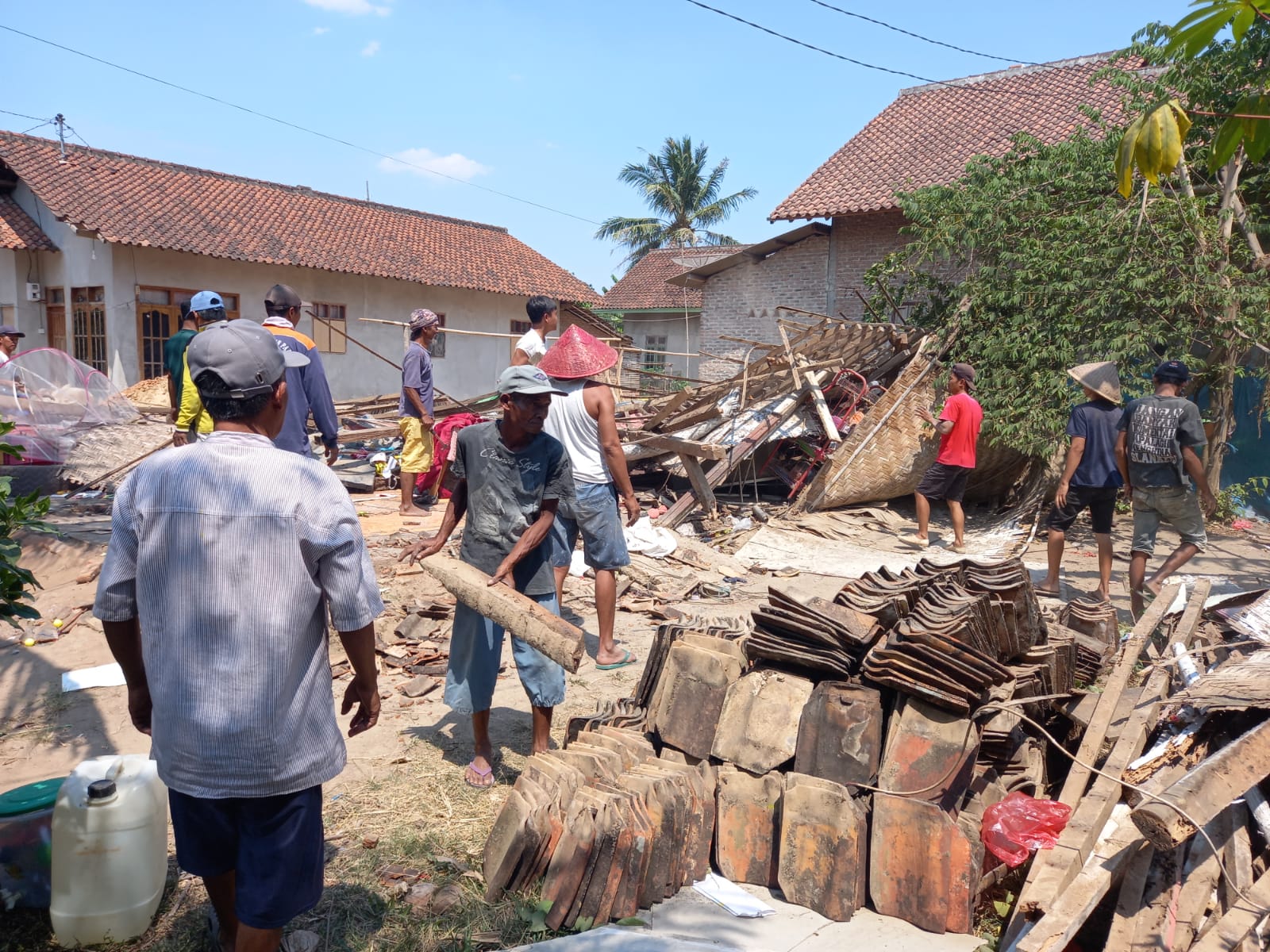 Angin Kencang, 2 Rumah di Pringsewu Lampung Roboh