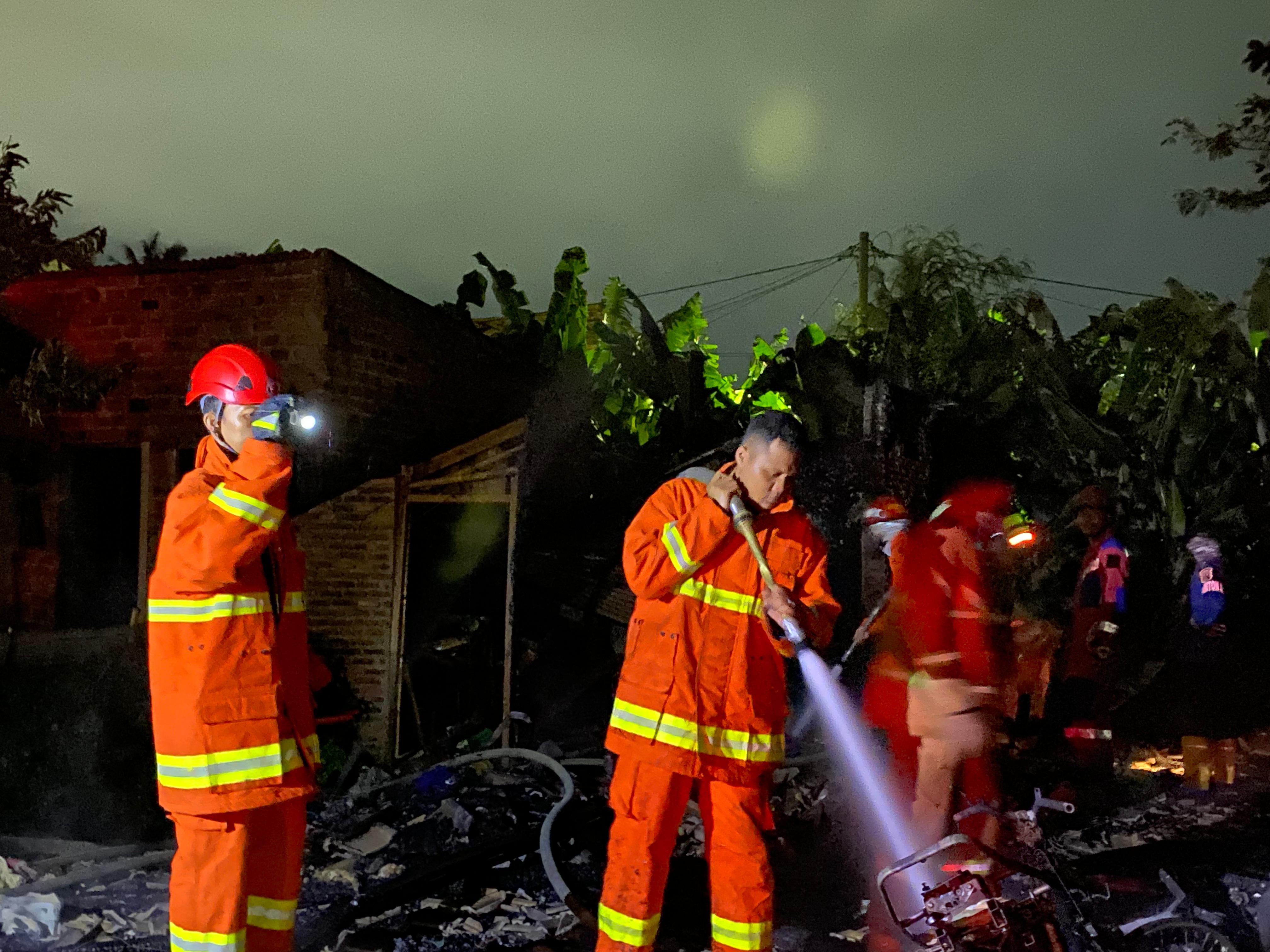 Si Jago Merah Lahap Rumah Semi Permanen di Way Gubak