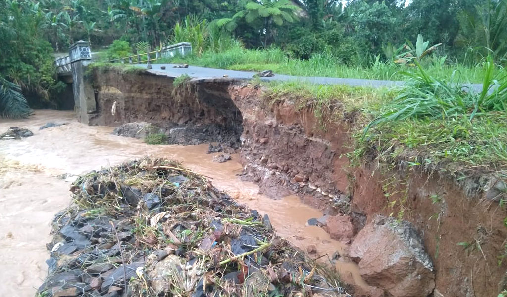 Hati-hati! Jalan Poros di Pagar Dewa Kian Parah
