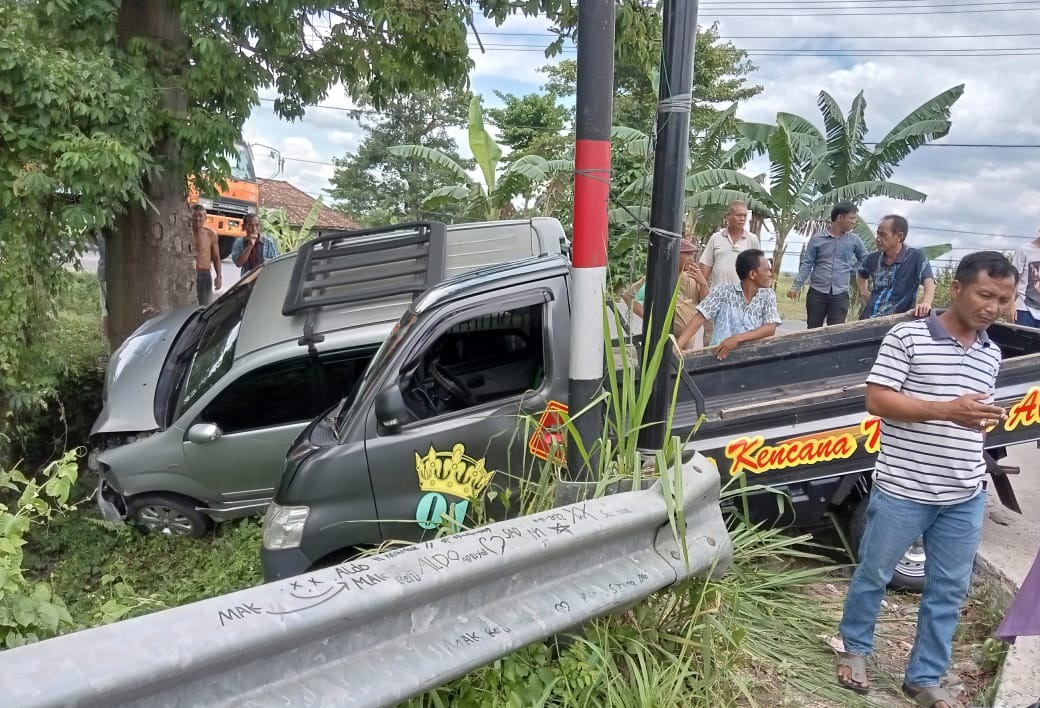 Lakalantas Beruntun 3 Mobil di Pertigaan, 6 Orang Luka-luka Termasuk Balita