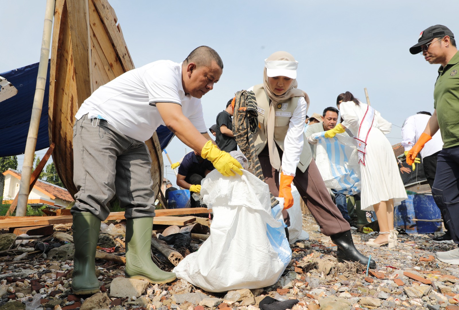 Libur Lebaran Berdampak Pada Meningkatnya Volume Sampah, Wagub Jihan Bersih-Bersih Kawasan Wisata