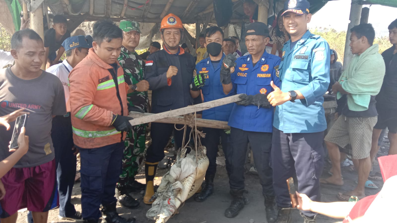 Warga Sukaraja Heboh, Seekor Buaya Muara Tersangkut Jala Nelayan