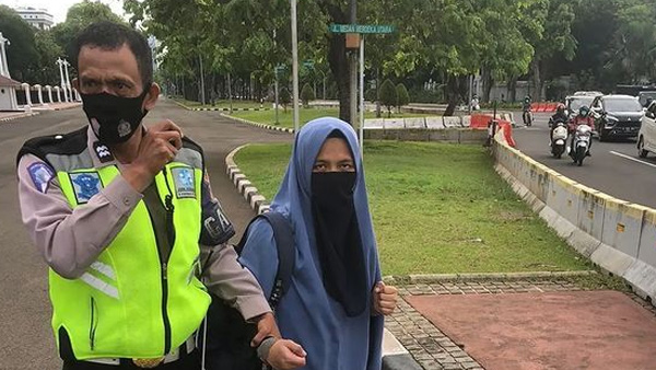 Heboh! Seorang Wanita Terobos Istana Presiden Sambil Todongkan Senjata Api ke Paspampres