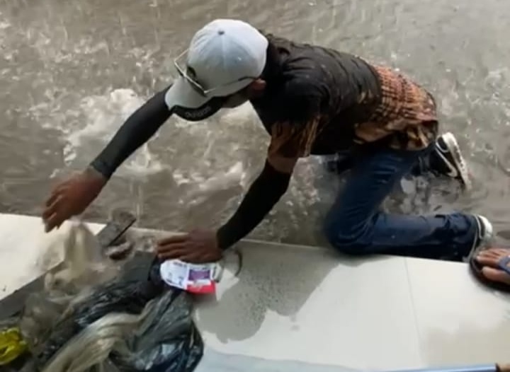 Pasang Banner Larangan Membuang Sampah di Pasar Semi Modern Talang Pdang
