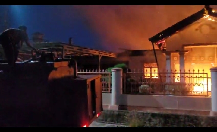 Malam Natal, Satu Rumah Besar Milik Pensiunan PNS Hangus Terbakar