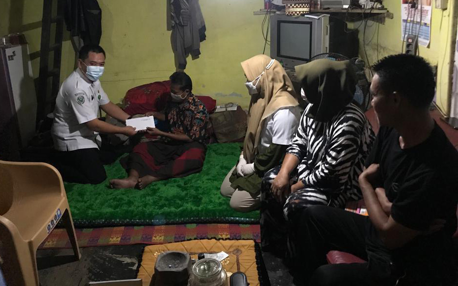 Bunda Dewi Berikan Tali Asih untuk Warga yang Sakit