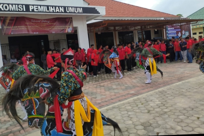 Daftarkan Bacaleg, PDIP Pringsewu Bawa Kuda Lumping, Partai Nasdem Diiringi Tukang Becak