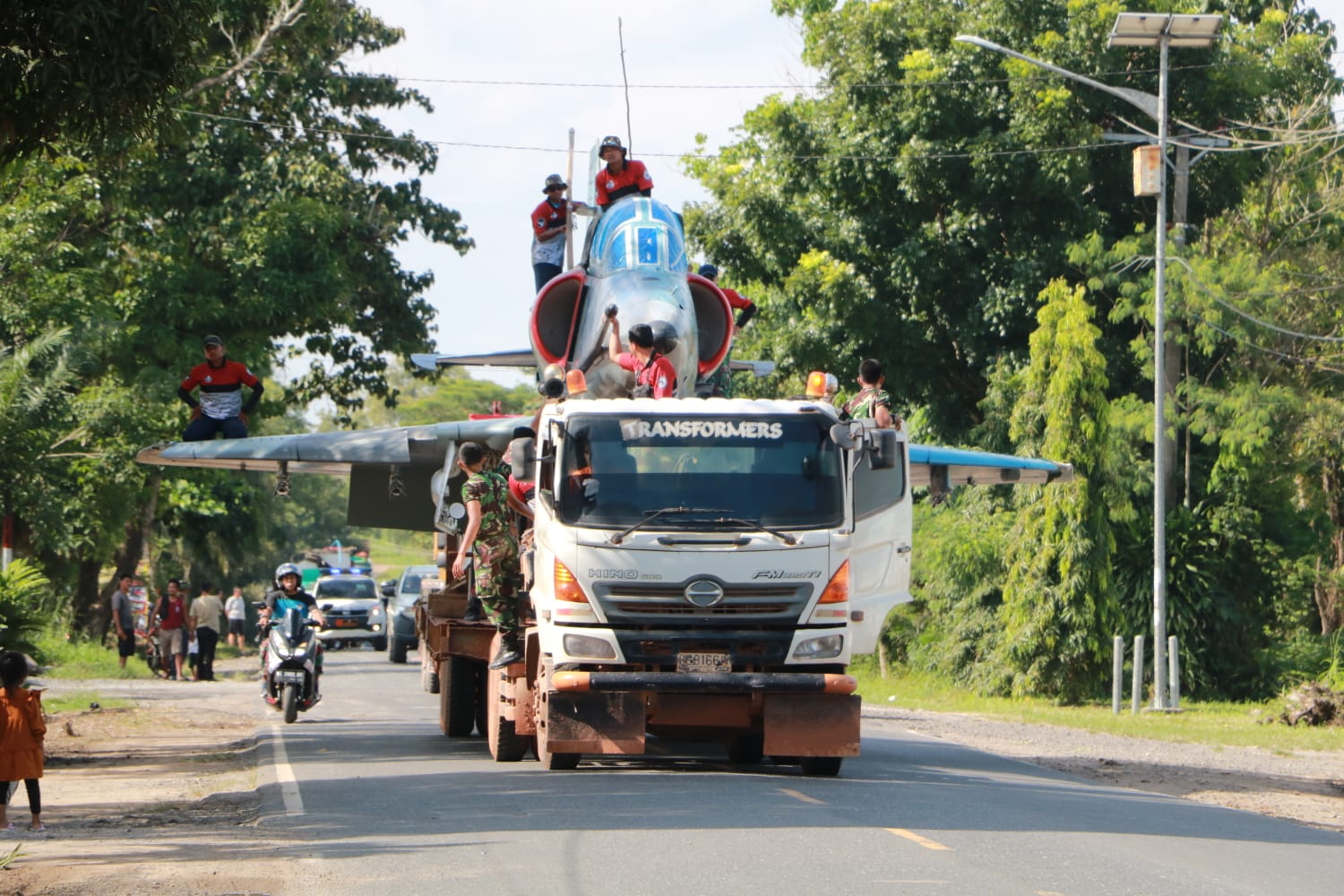 Direlokasi ke Lanud BNY, Pesawat Skyhawk Dinaikkan Truk Trailer Lintasi Jalinsum Tulang Bawang