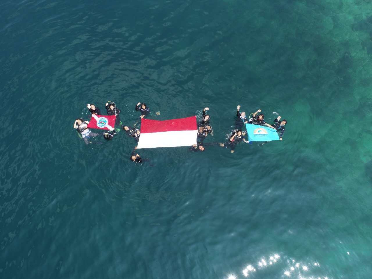 Klub Selam Anemon Unila Kolaborasi Kibarkan Bendera Merah Putih di Bawah Laut
