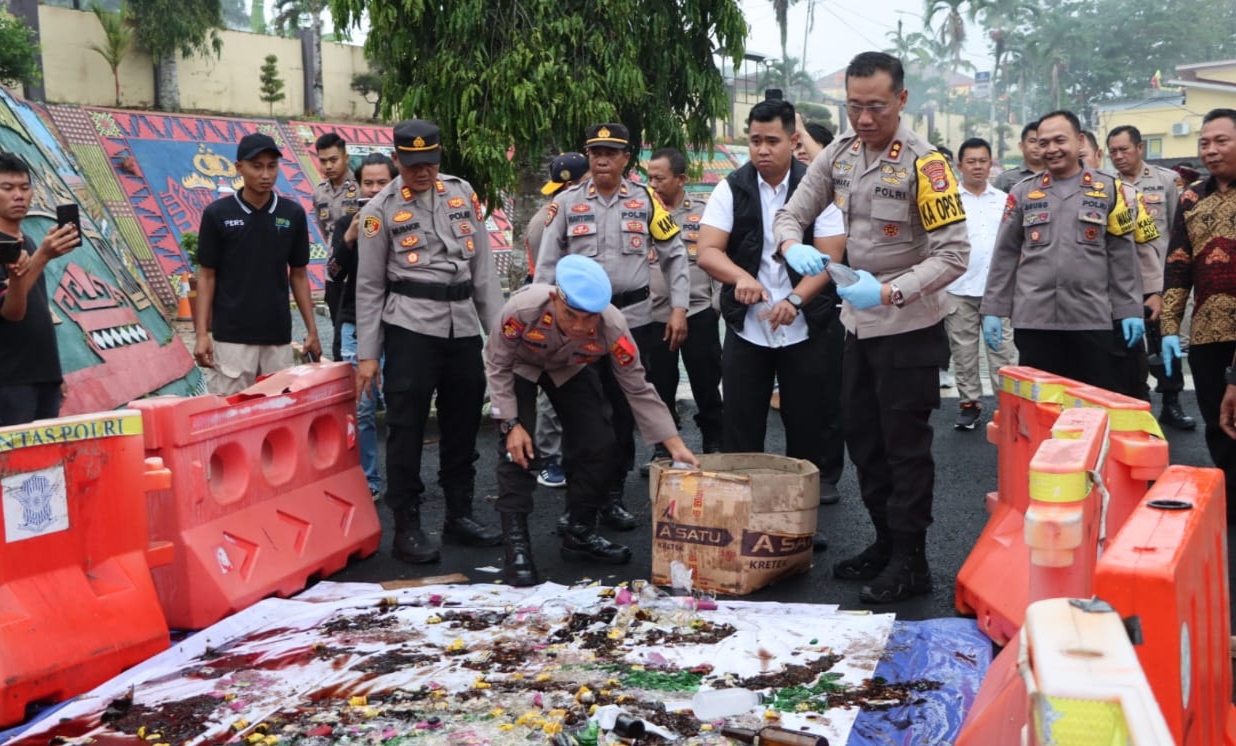 Pemusnahan Barang Bukti Ratusan Botol Miras, Kapolres Tanggamus Sampaikan Pesan Ini