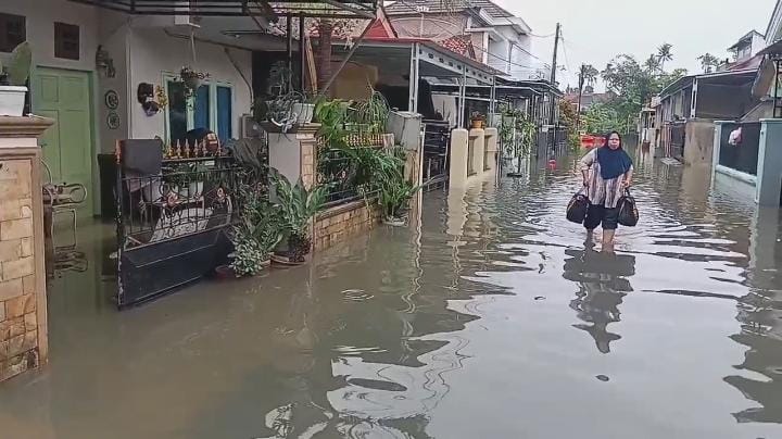 Aktifitas Terganggu Akibat Banjir, Warga Minta Segera Perbaikan Tanggul dan Drainase