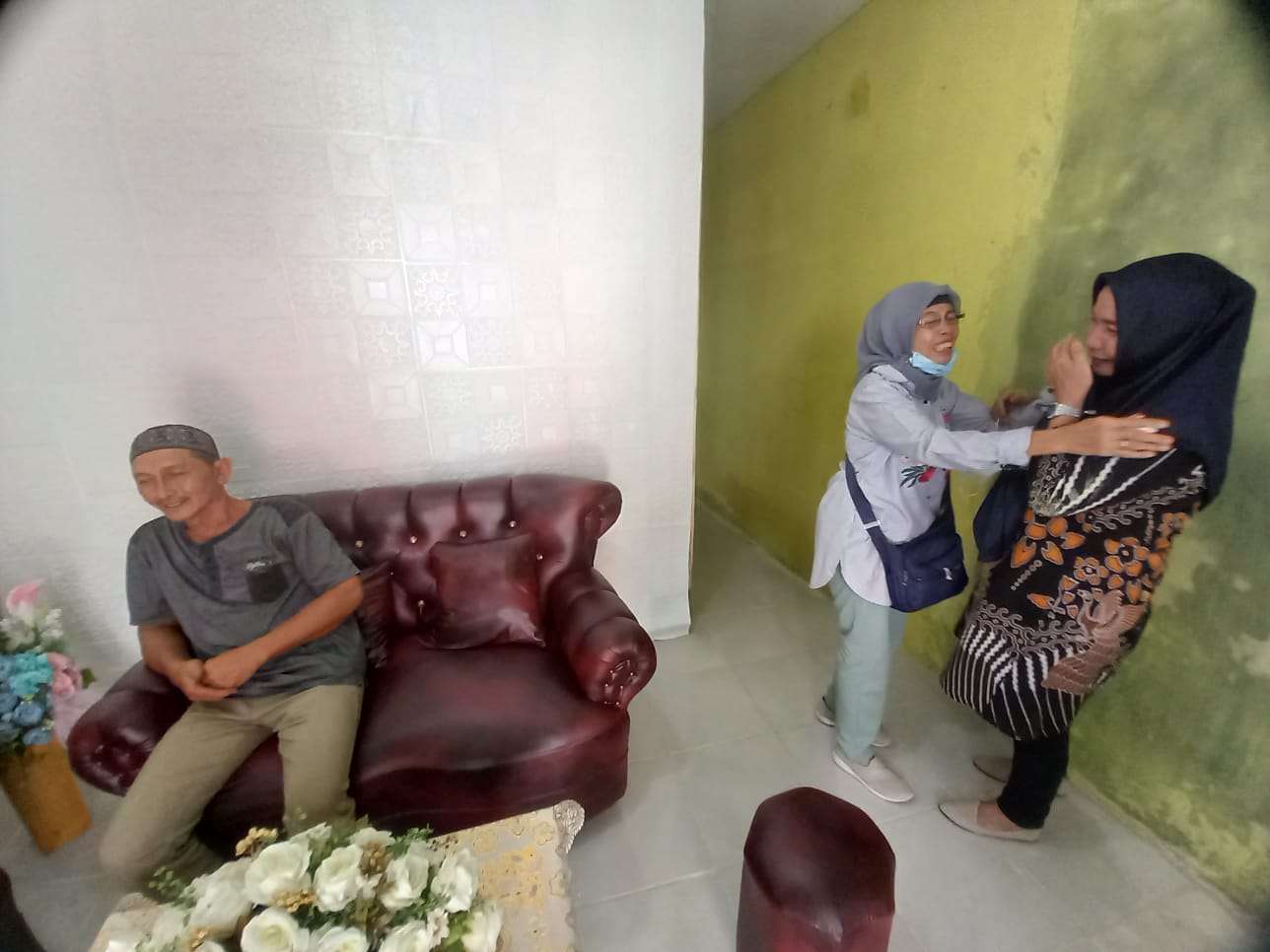 Nyaris Ambruk, Kadir Efendi Sujud Syukur Rumahnya di Bedah