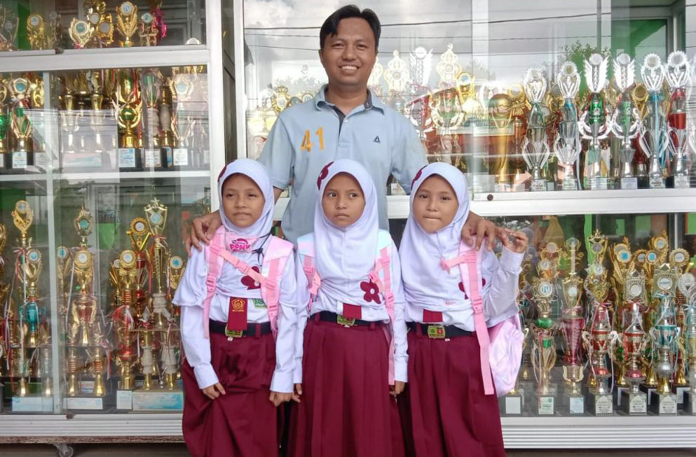 Hari Pertama, Si Kembar Tiga Sekolah Diantar Adik Bayi