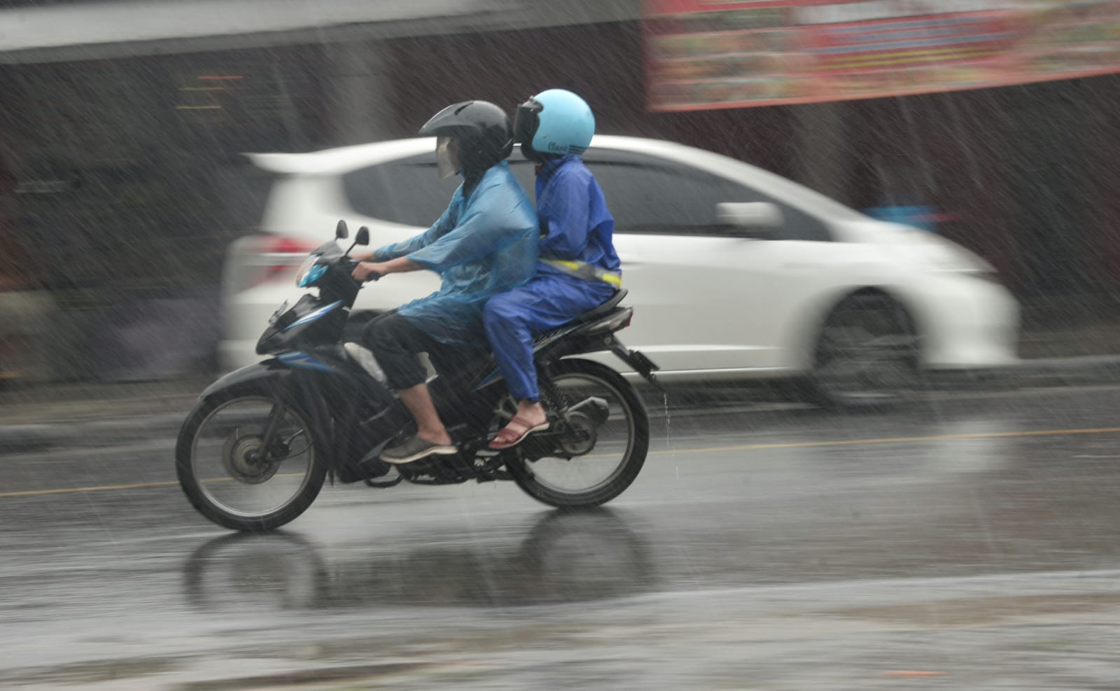 Hujan Deras Mengguyur Kota Bandar Lampung, Hati-hati Saat Hujan Sejumlah Ruas Jalan Protokol Potensi Macet