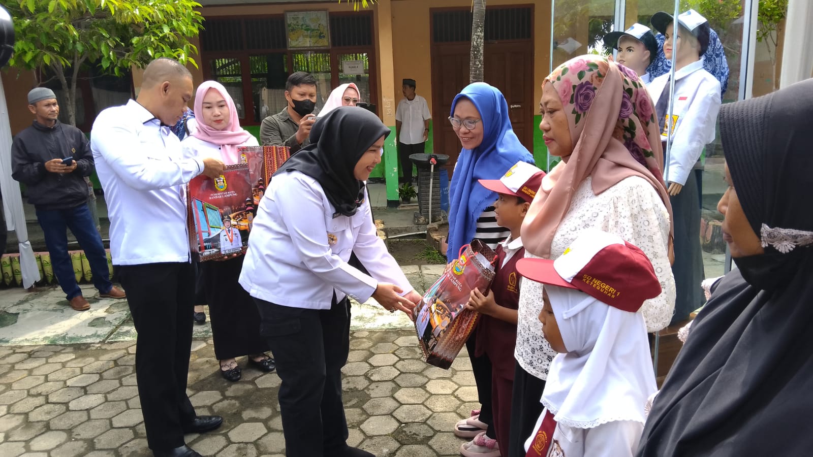 Pemkot Bandar Lampung Akhirnya Kembali Salurkan Seragam Biling