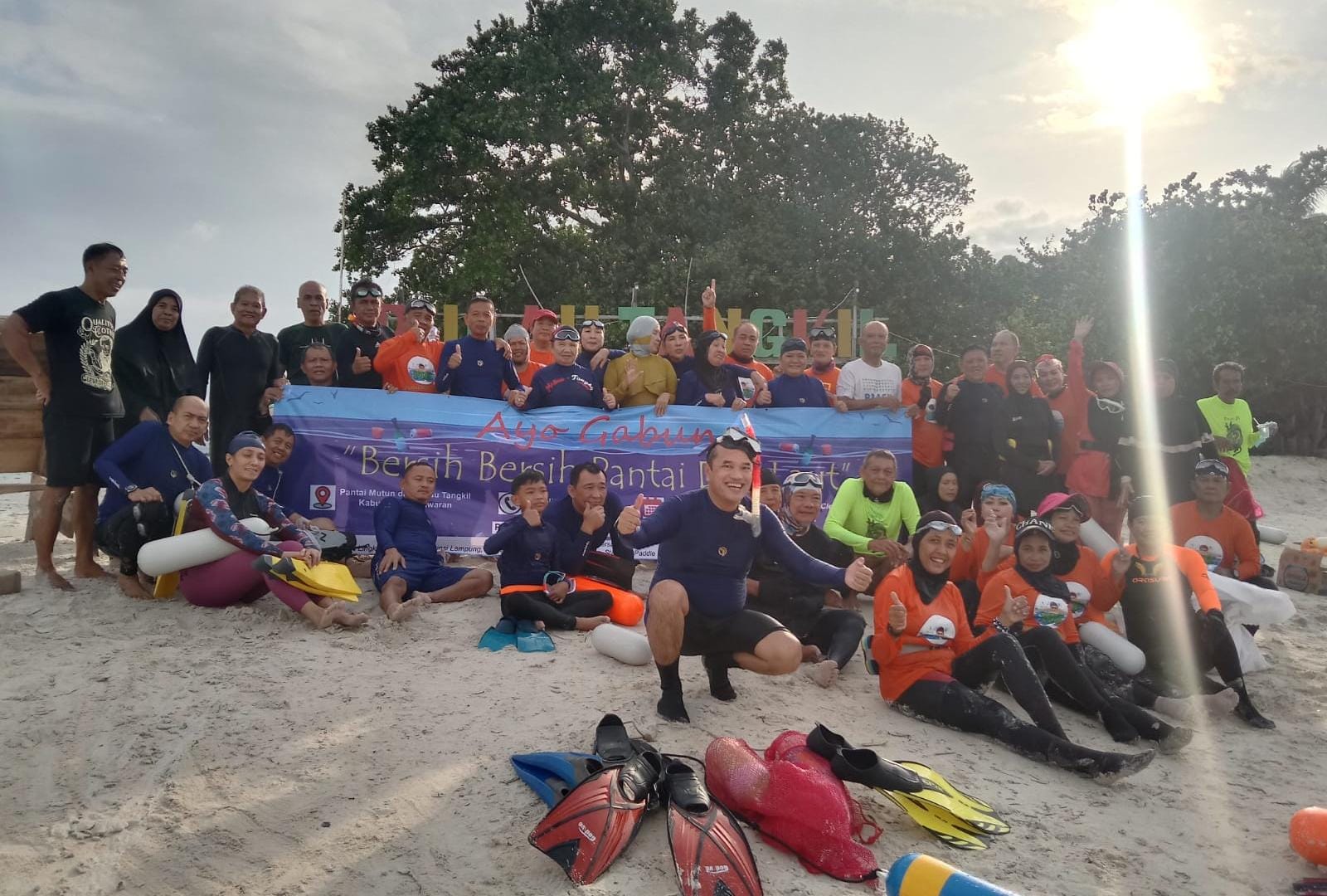 Komunitas Perenang Laut Pantai Mutun dan Pantai Kunyit Bersih-bersih Pantai dan Laut