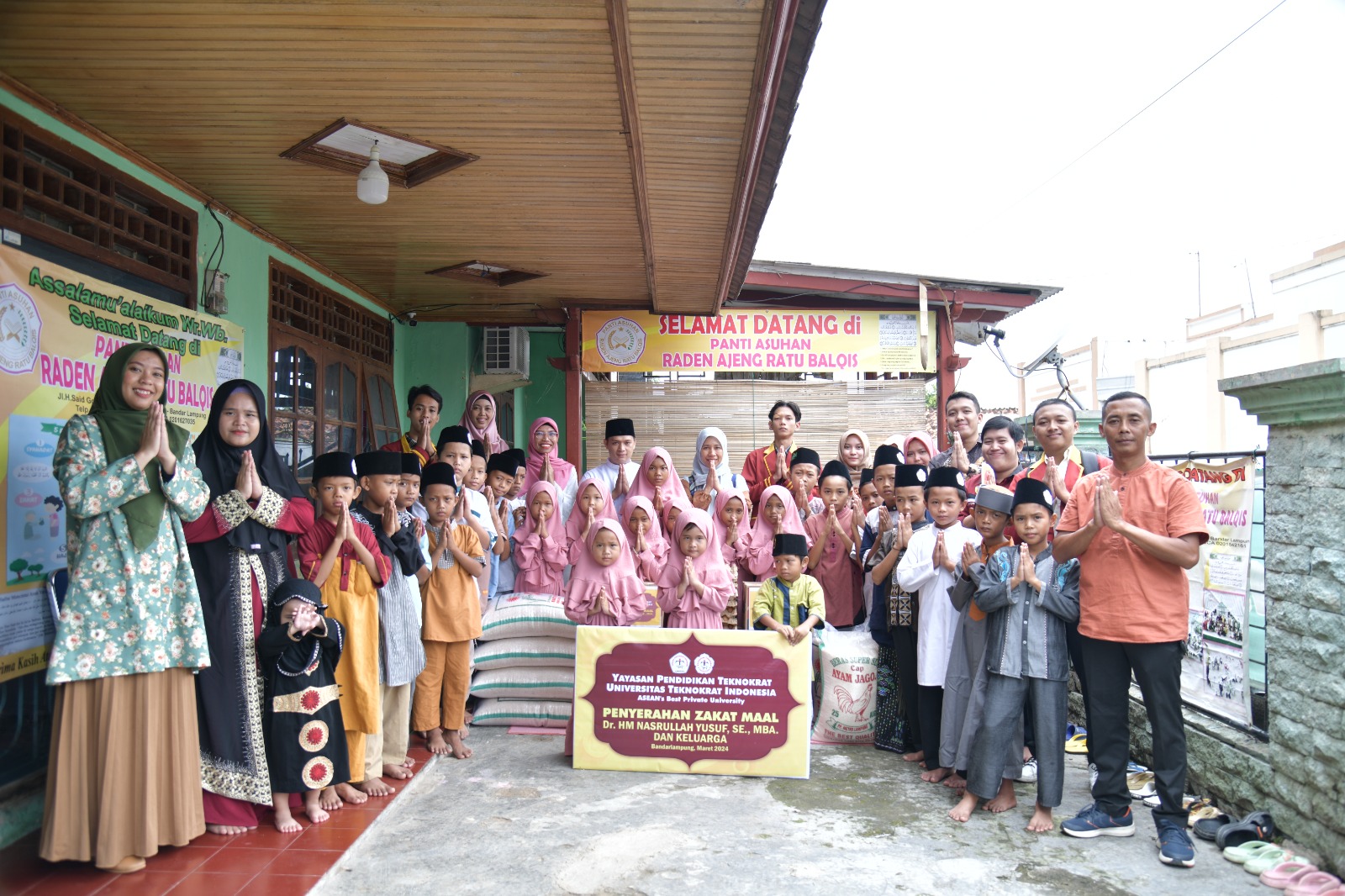 Ketua Yayasan Teknokrat Serahkan Zakat Mal ke Empat Panti Asuhan