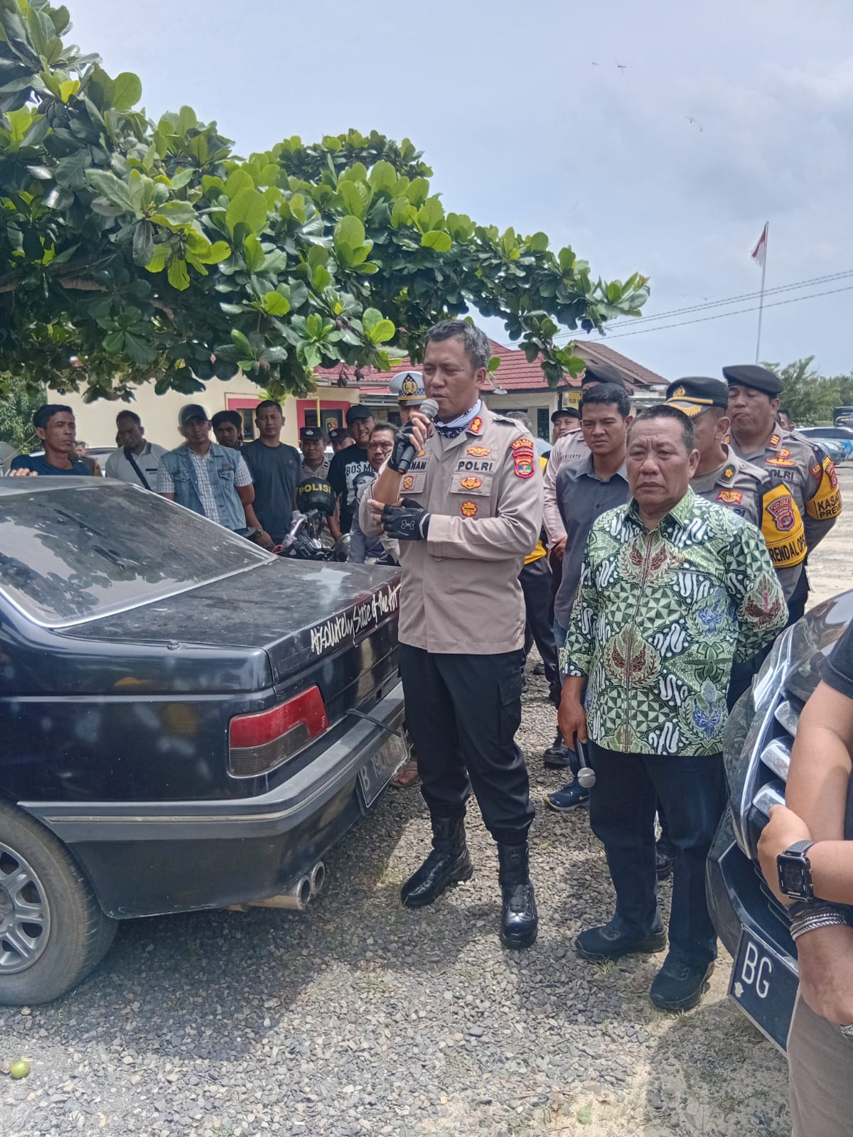 Ketegangan dalam Aksi Unjuk Rasa Masyarakat Way Tuba Terkait Kasus Pencurian, Kapolsek Way Tuba Minta Maaf