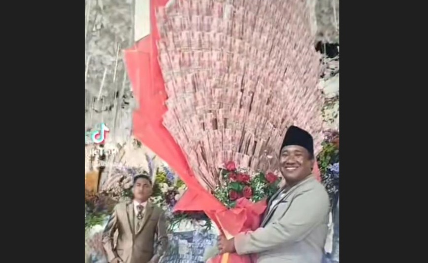 Mendadak Viral, Pasangan Pengantin di Madura Disawer Buket Uang Raksasa