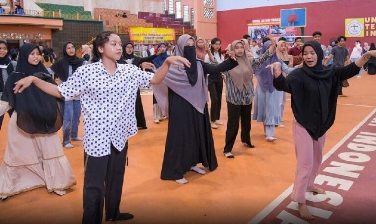UTI Kenalkan Tarian Lampung Kepada Peserta Pertukaran Mahasiswa Merdeka