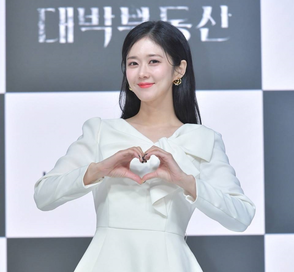 Siap-siap Patah Hati, Artis Cantik Korea Jang Na-ra Akan Menikah