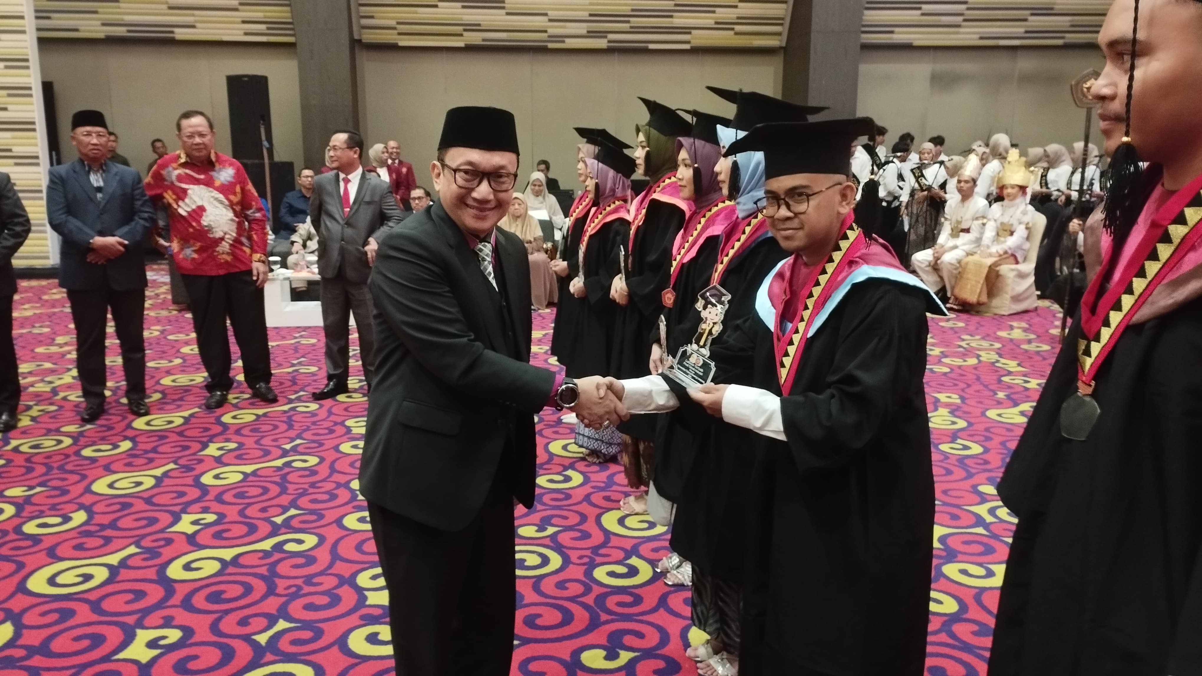 Ciptakan Generasi Berkualitas, UTB Wisuda 417 Mahasiswa