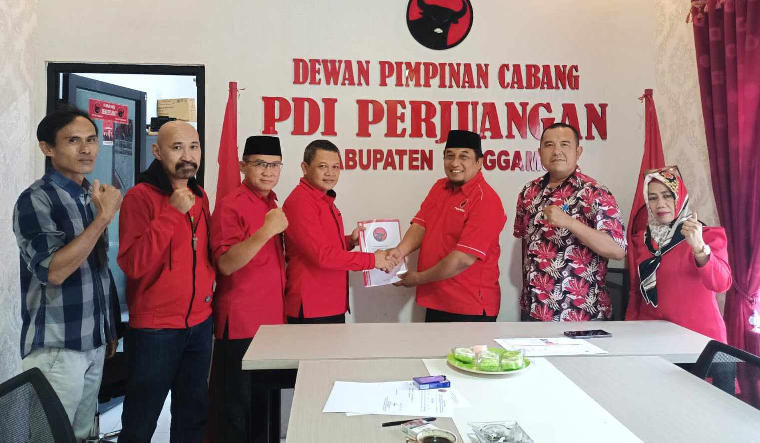 Ketua DPRD Tanggamus Serahkan Berkas Pendaftaran Bacalon Wabup ke Sekretariat Panitia Penjaringan DPC PDIP